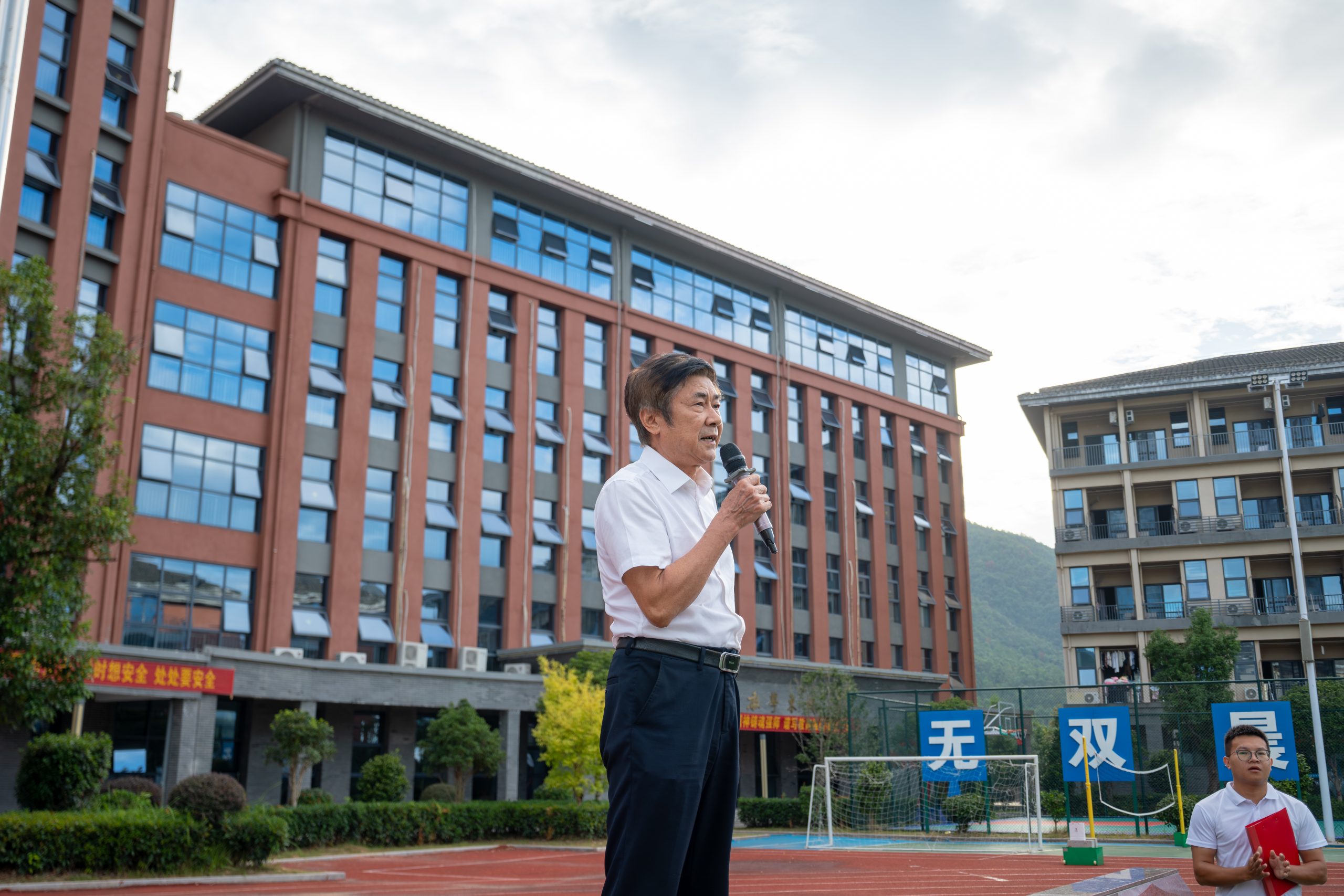 我校举行2025年秋季学期首次升旗仪式