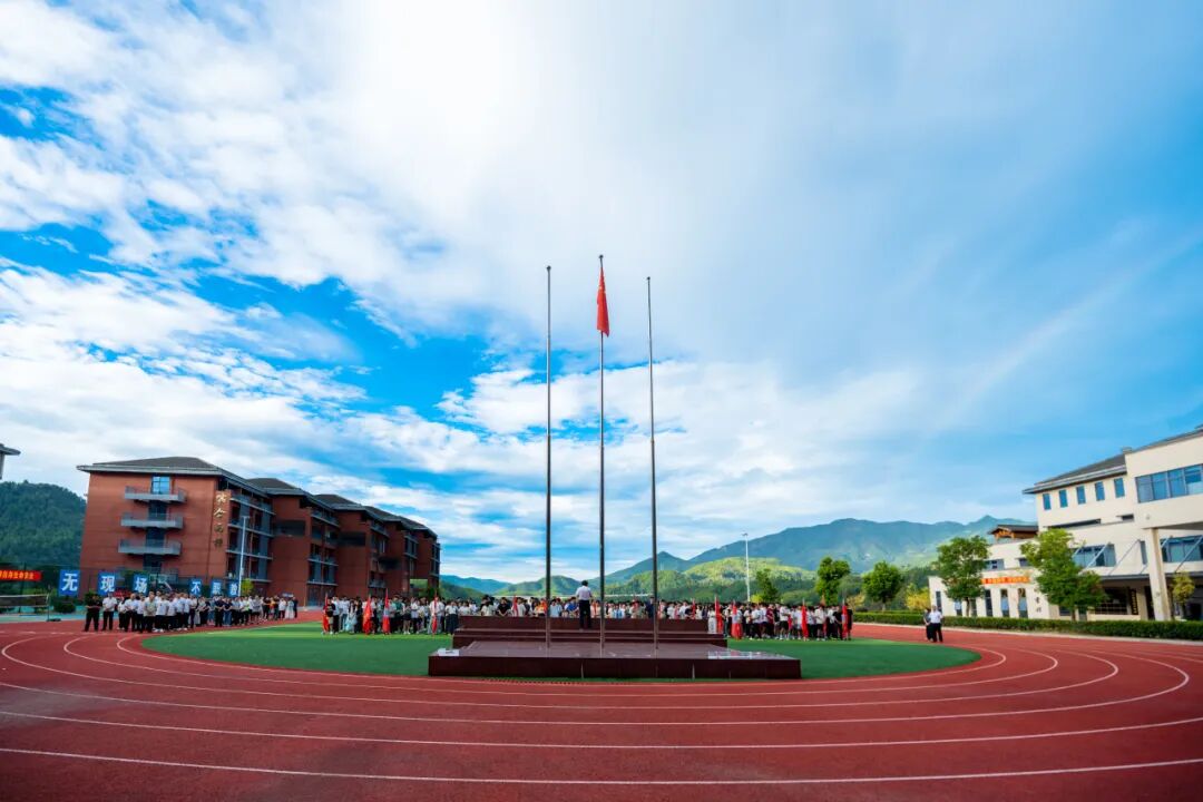 我校举行2025年秋季学期首次升旗仪式