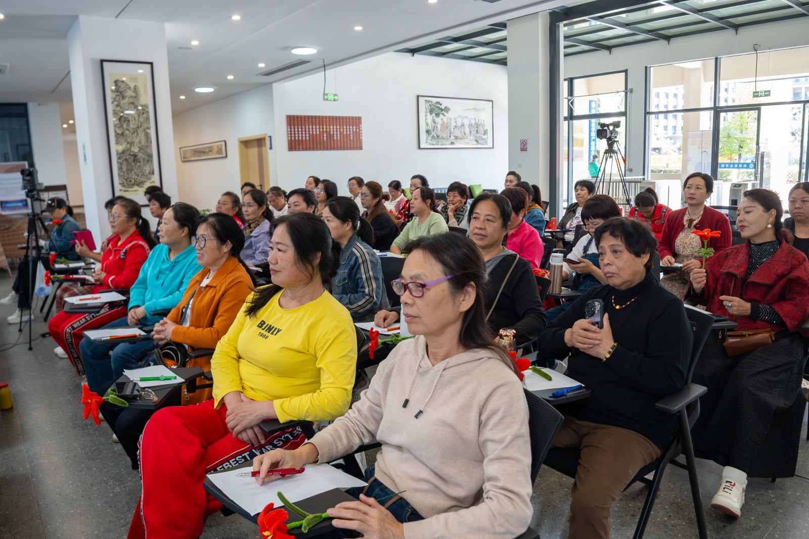 银龄研学暖重阳,法律护航乐晚年 ——和君职业学院联合赣州开放大学开展 “红色康养・乐学乐游” 主题研学活动