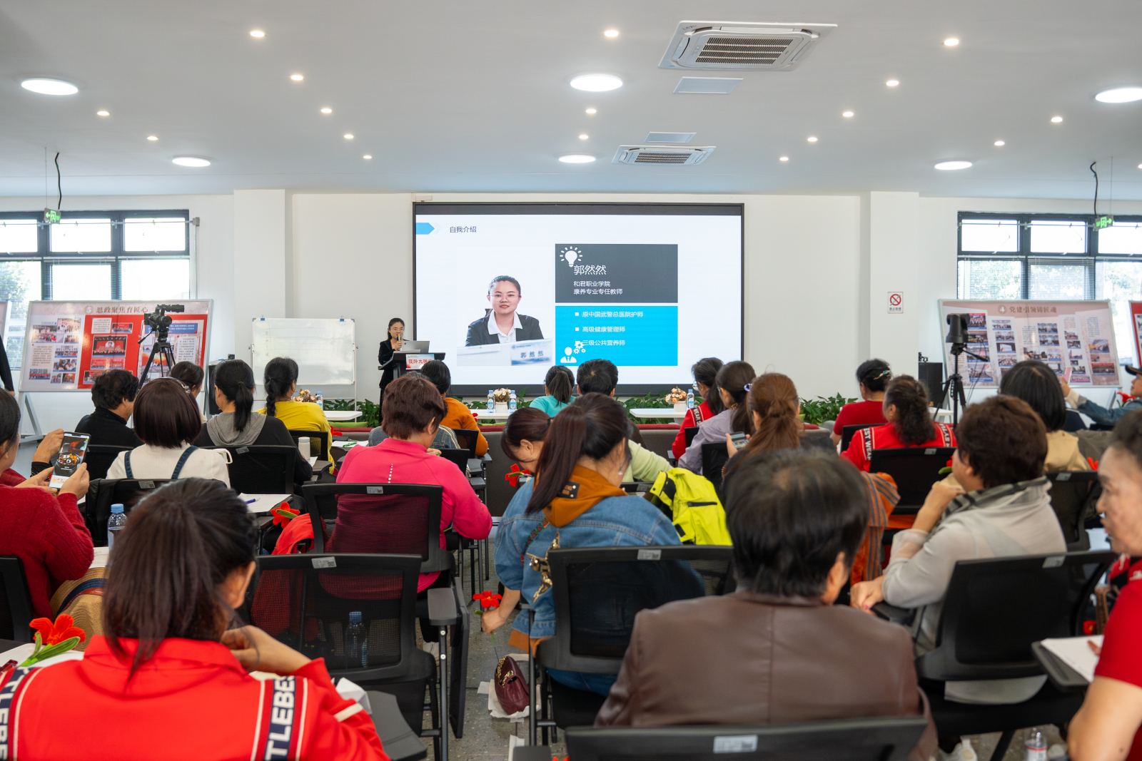 银龄研学暖重阳,法律护航乐晚年 ——和君职业学院联合赣州开放大学开展 “红色康养・乐学乐游” 主题研学活动