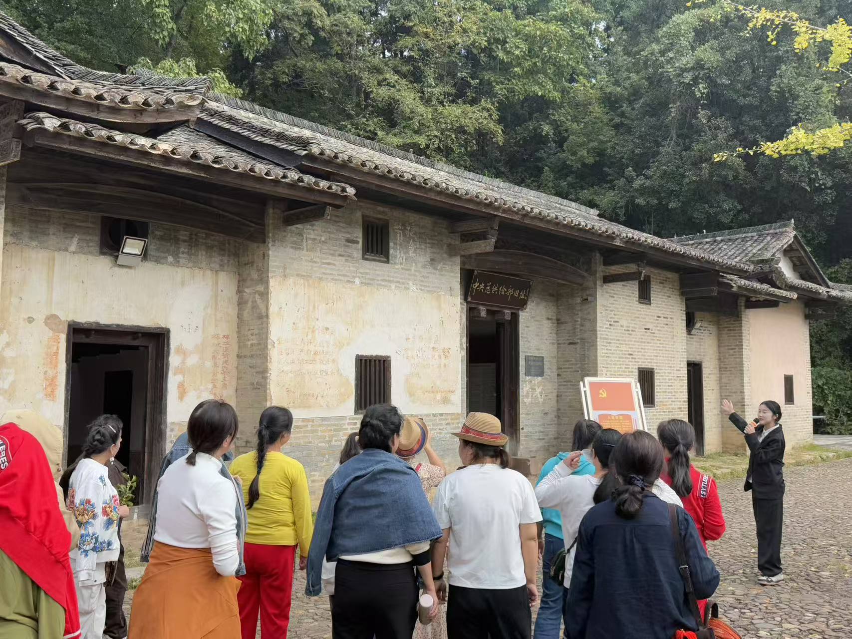 银龄研学暖重阳,法律护航乐晚年 ——和君职业学院联合赣州开放大学开展 “红色康养・乐学乐游” 主题研学活动