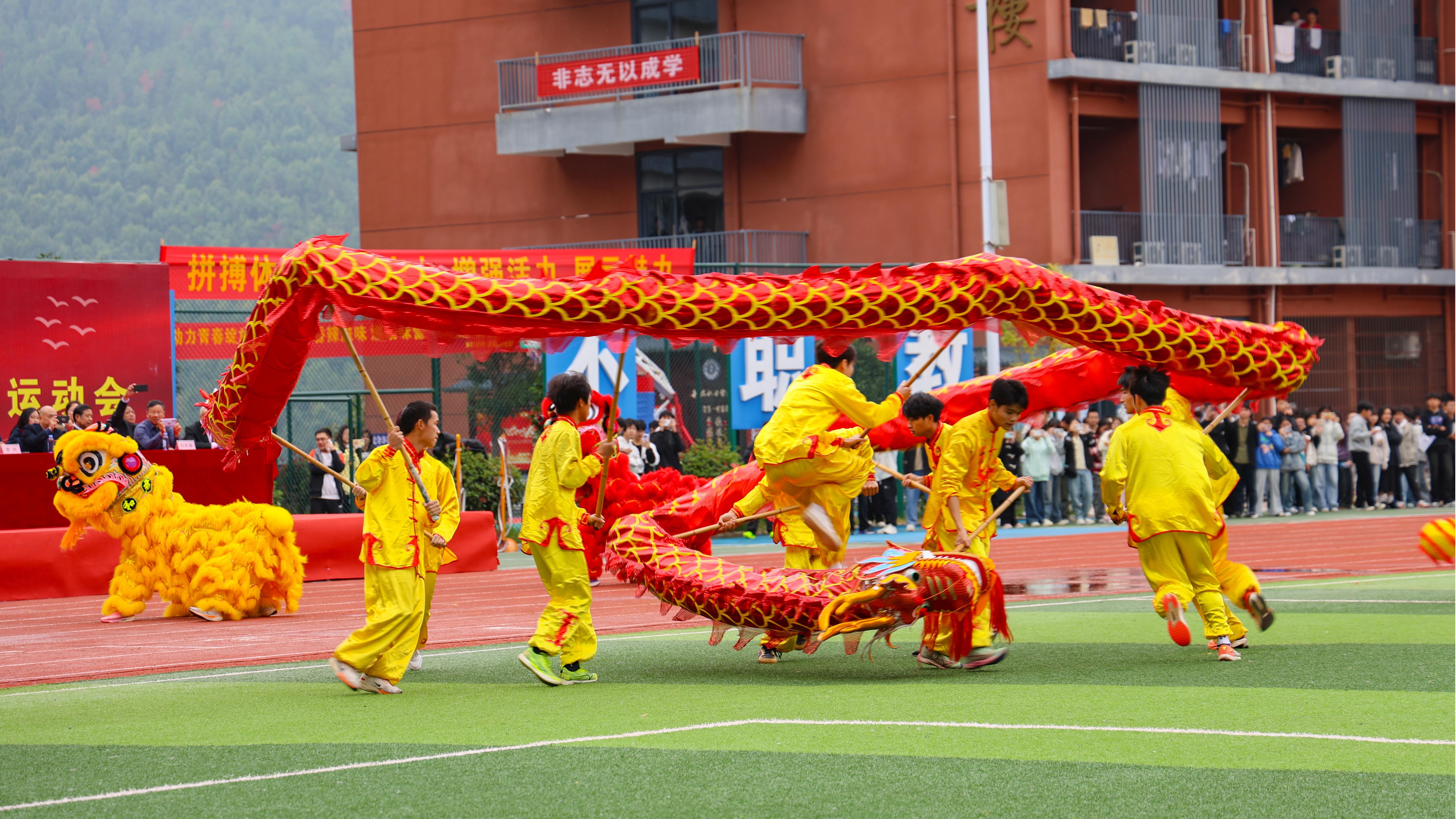驰骋赛场竞风采 激扬青春向未来——和君职业学院第五届田径运动会胜利开幕