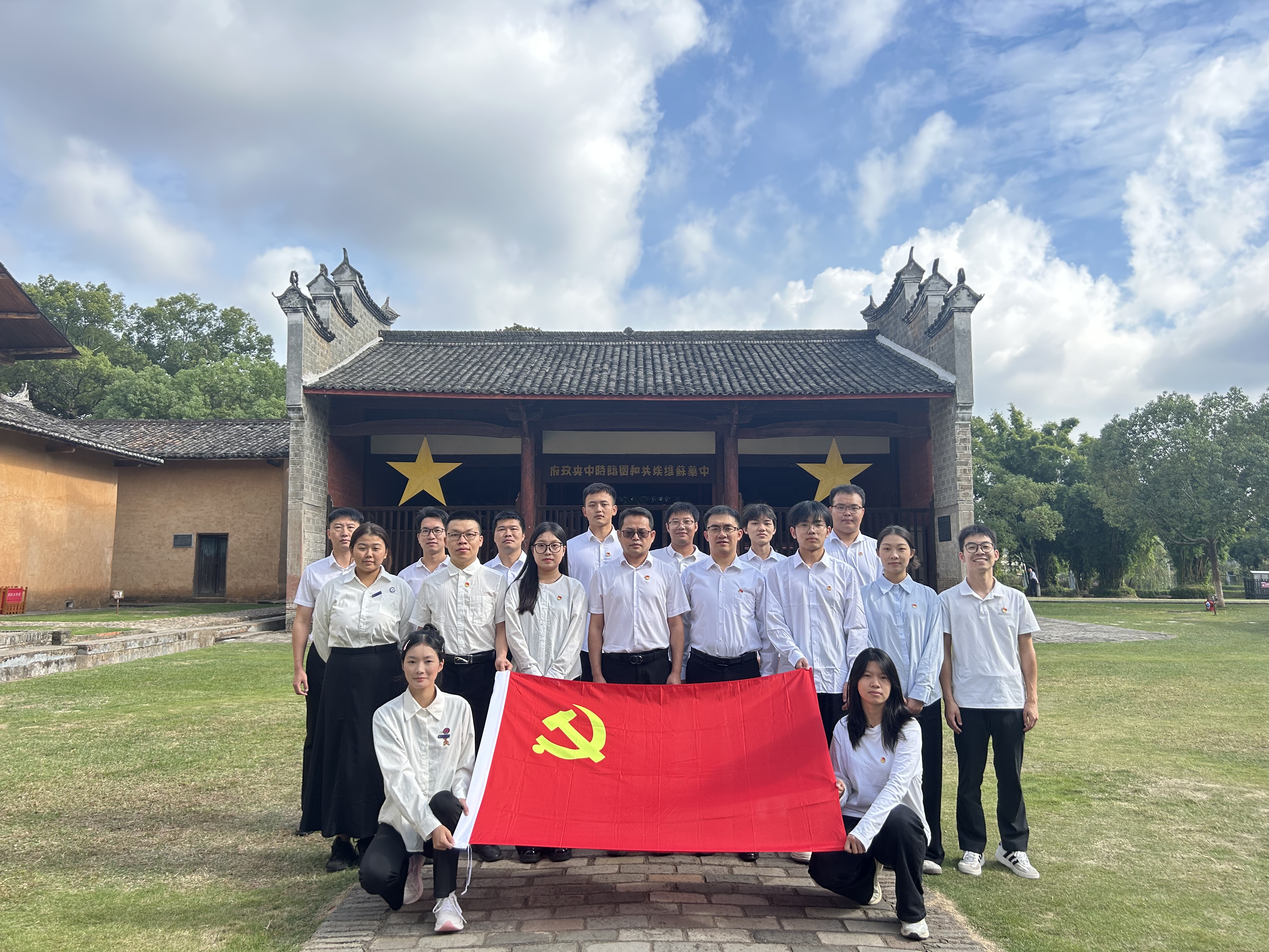 电子信息产业学院党支部赴瑞金开展“踏寻红色足迹,感悟初心力量”主题党日活动