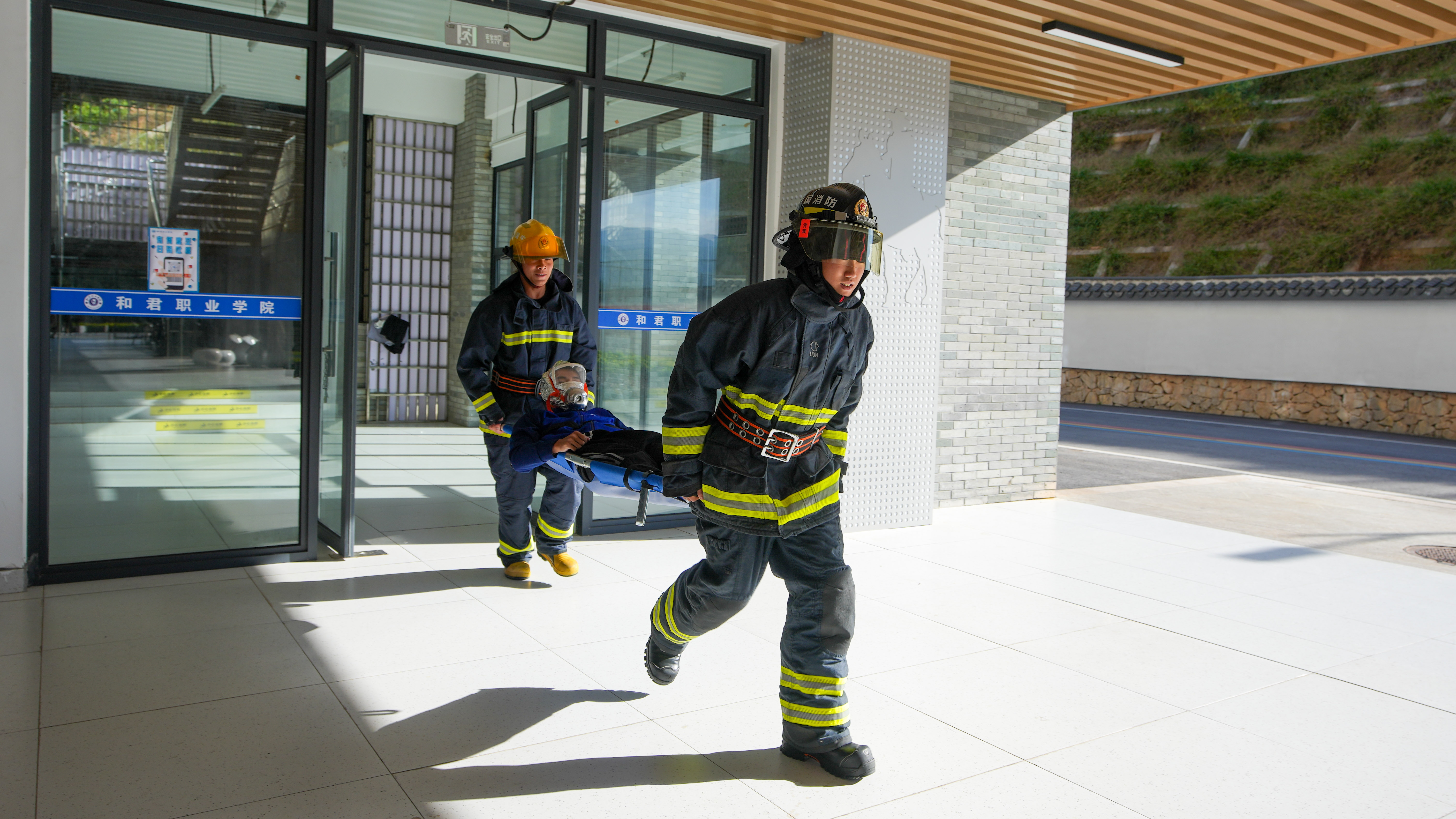 筑牢校园安全“防火墙”——我校开展消防应急疏散演练暨消防安全月活动