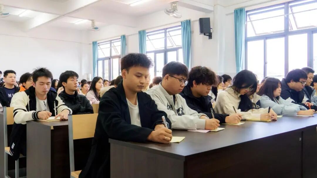 刘文彦为我校稀金产业学院师生上思政课