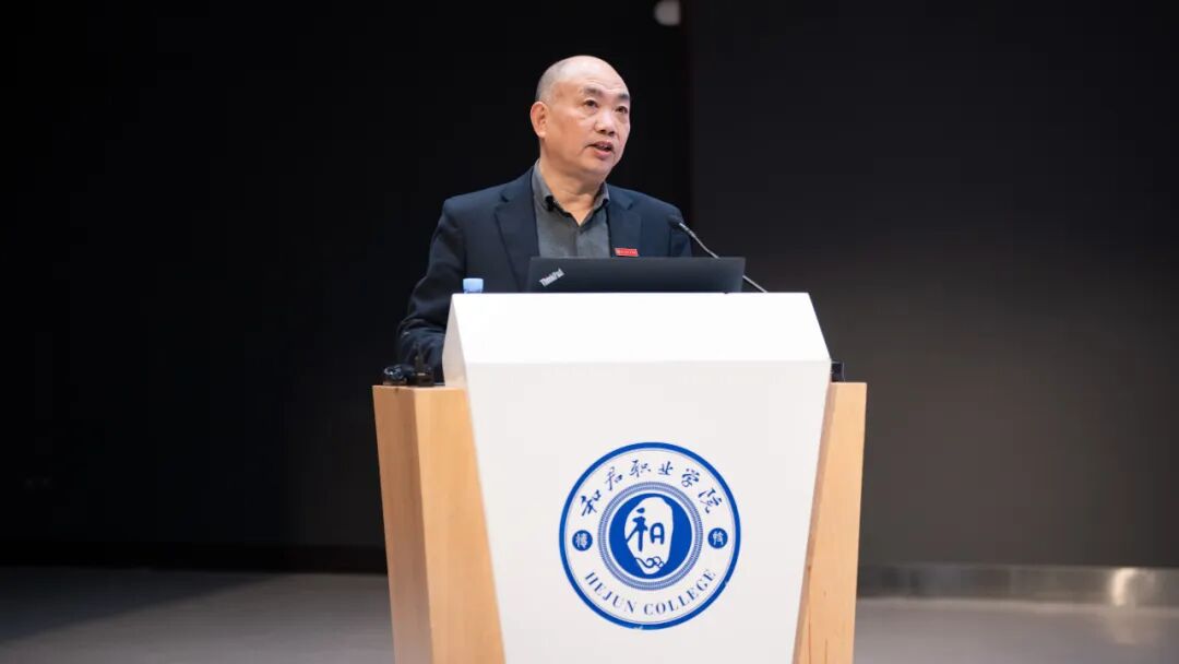 精神领航聚合力 实干笃行开新篇——我校召开期中全体教职工大会