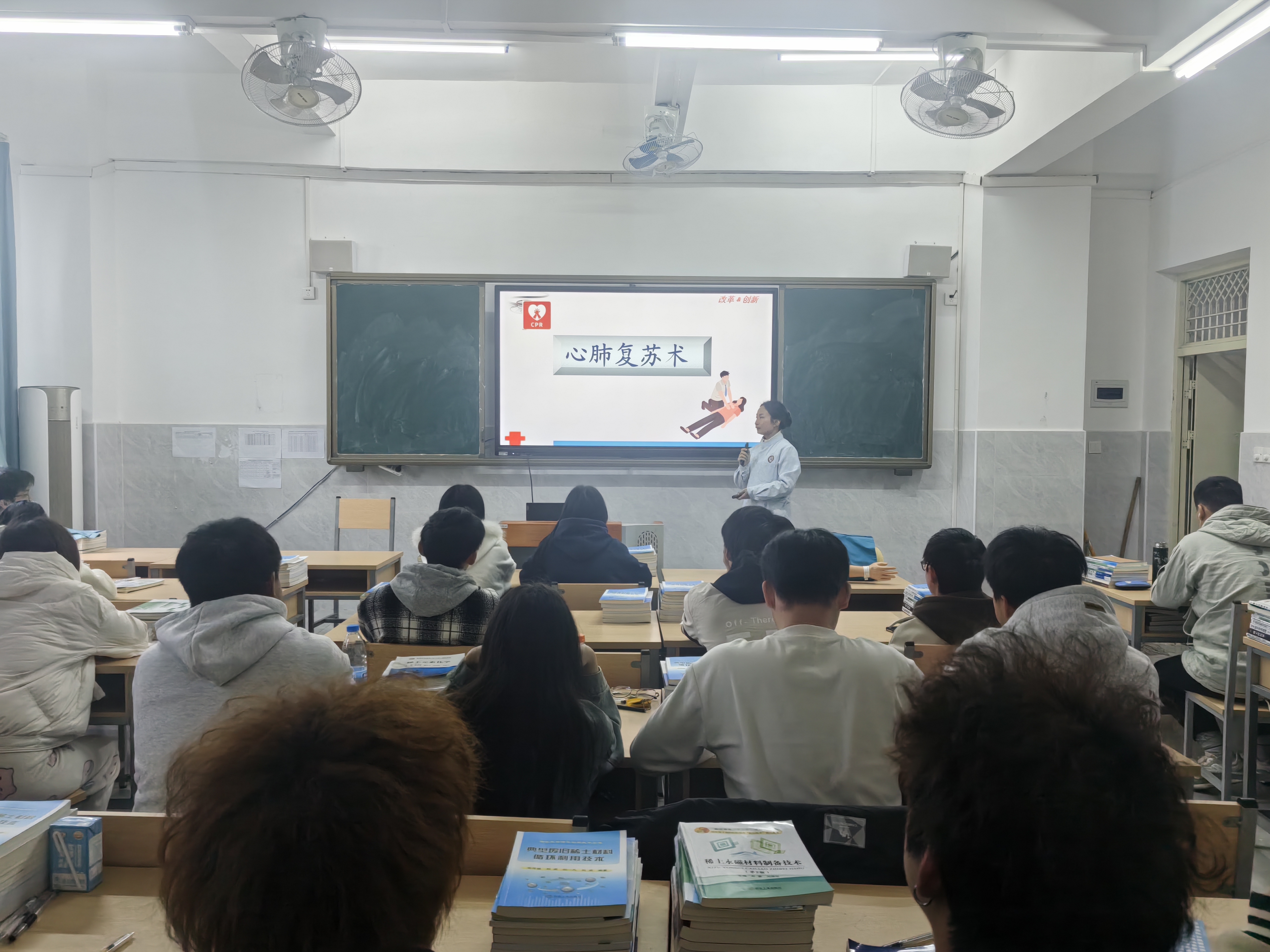 稀金产业学院联合多方开展“我为群众办实事”爱心义诊进校园活动