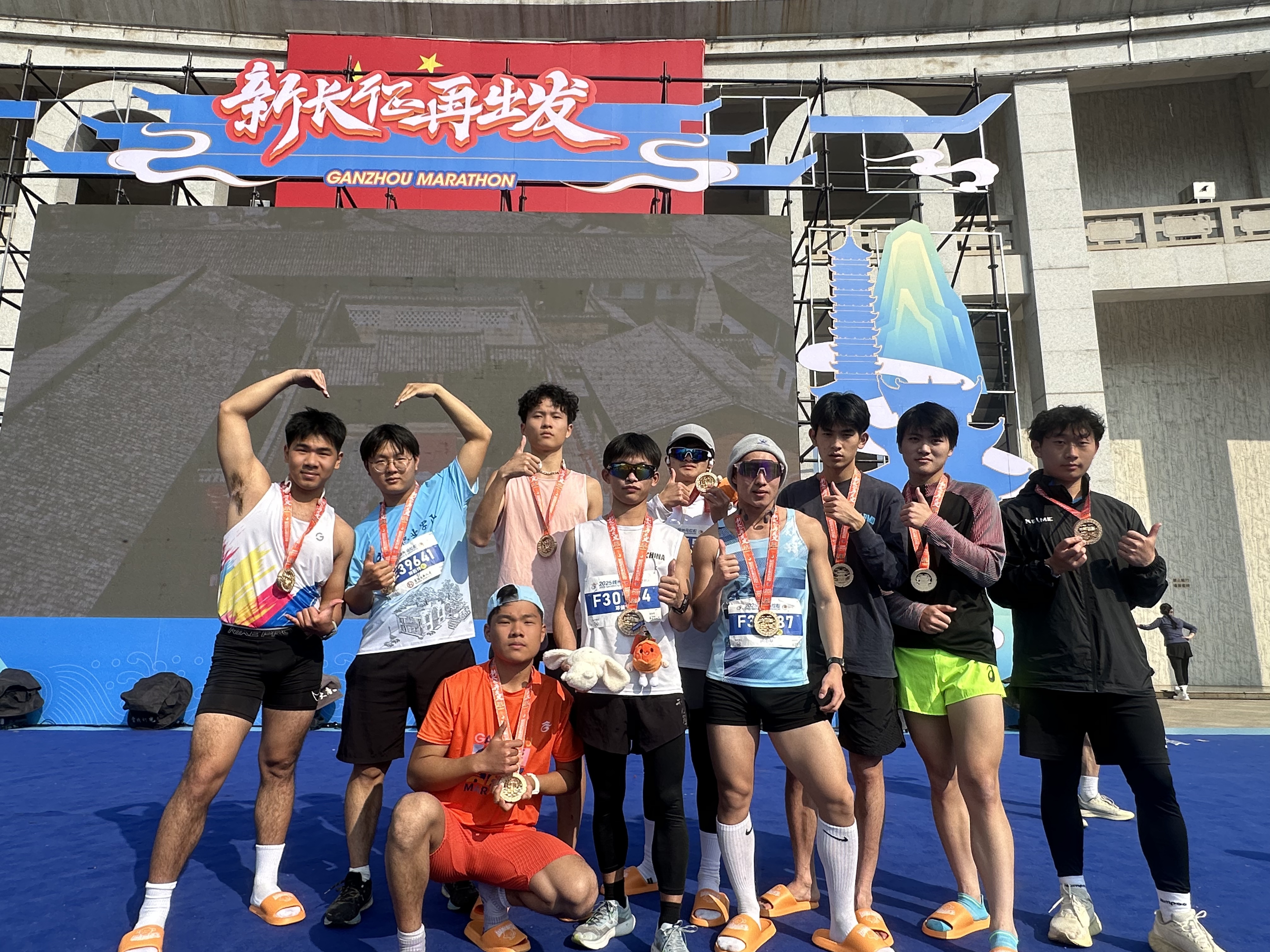 全员完赛！和君职业学院师生战队出征2025年赣州马拉松