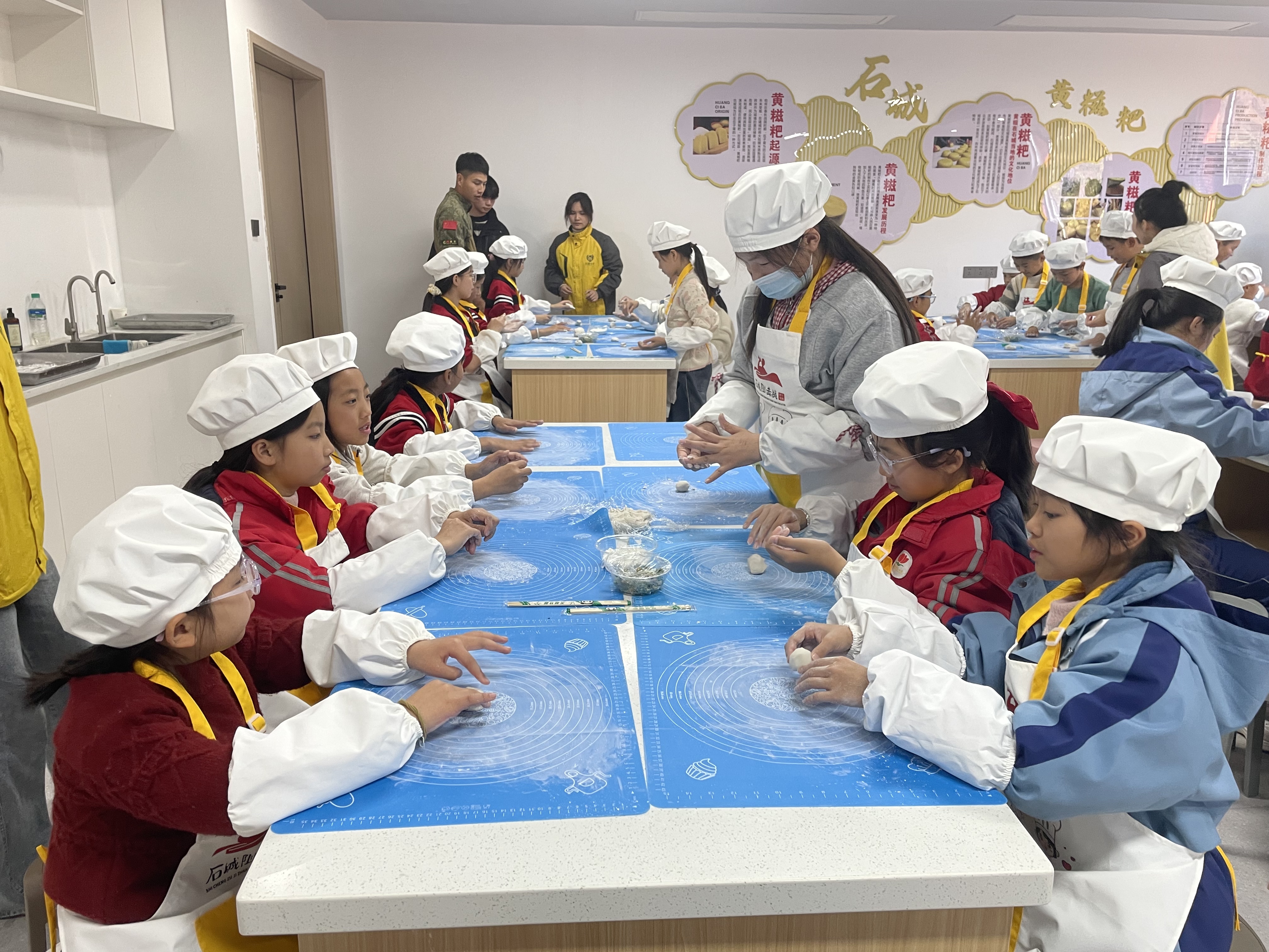 教学相长强能力 知行合一育新苗 ——现代服务业产业学院2024级研学学生开展特色实践活动