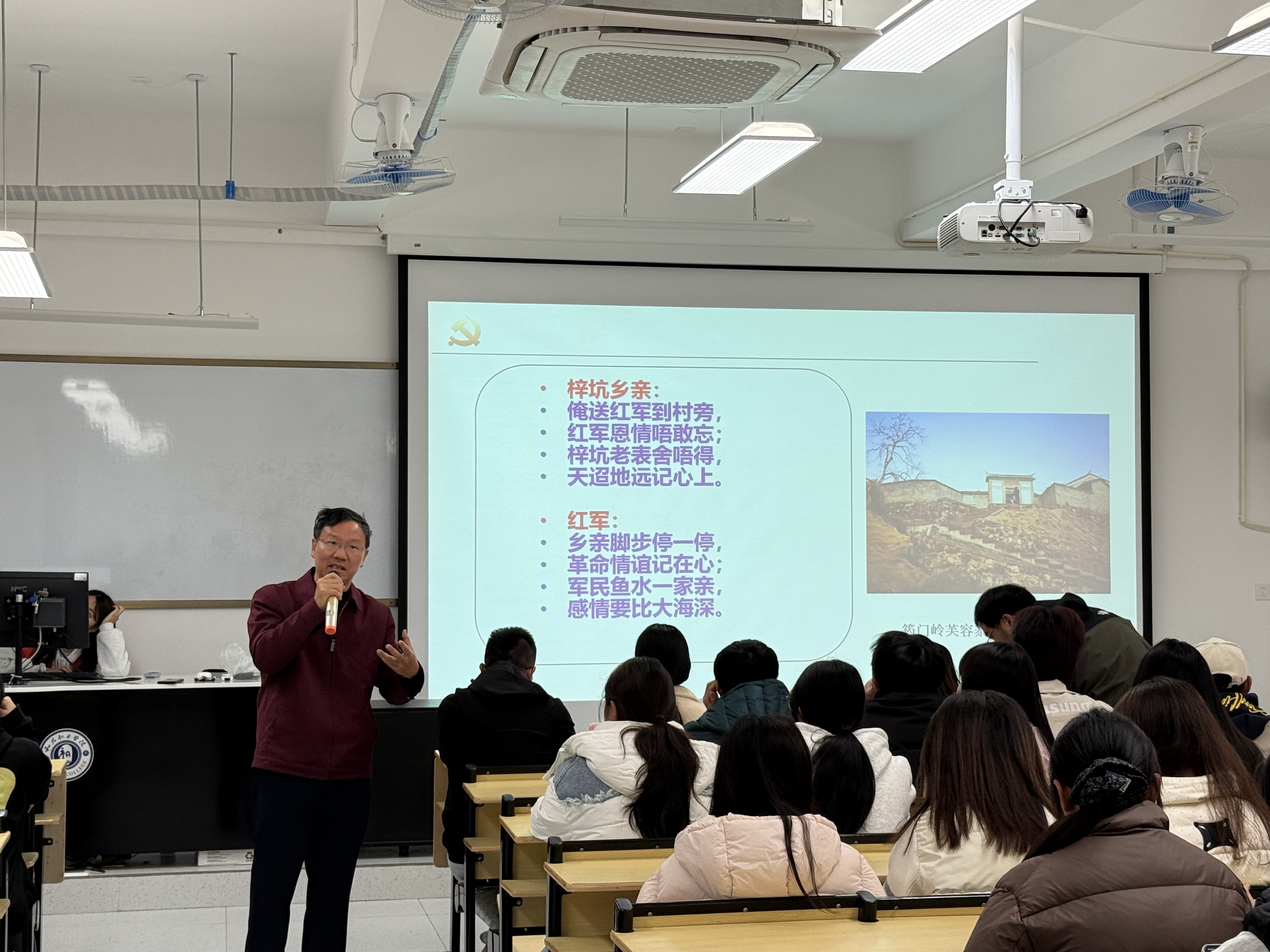 我校现代服务业产业学院开展红色故事分享会