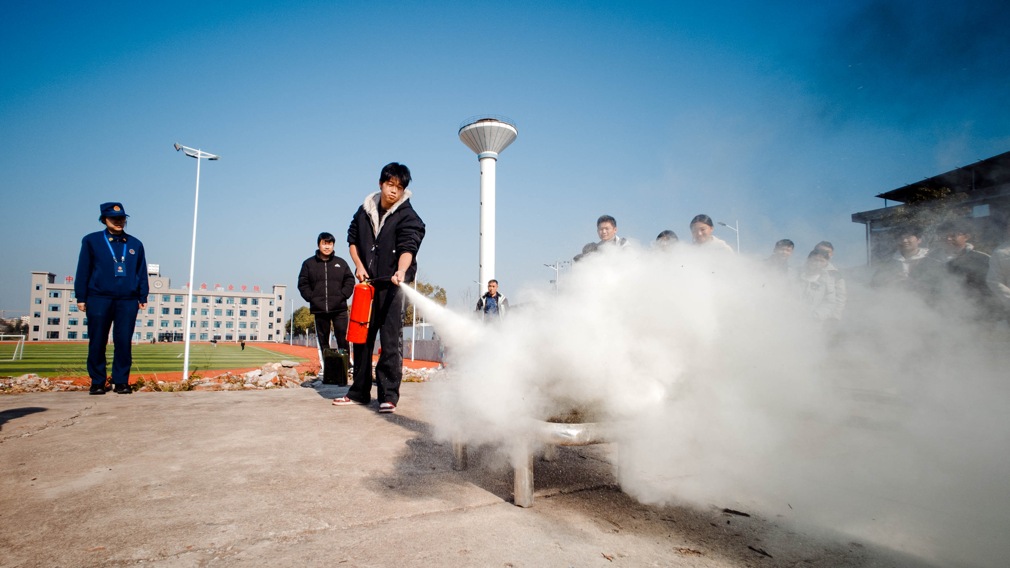 稀金产业学院举行2025年下半年消防应急疏散演练