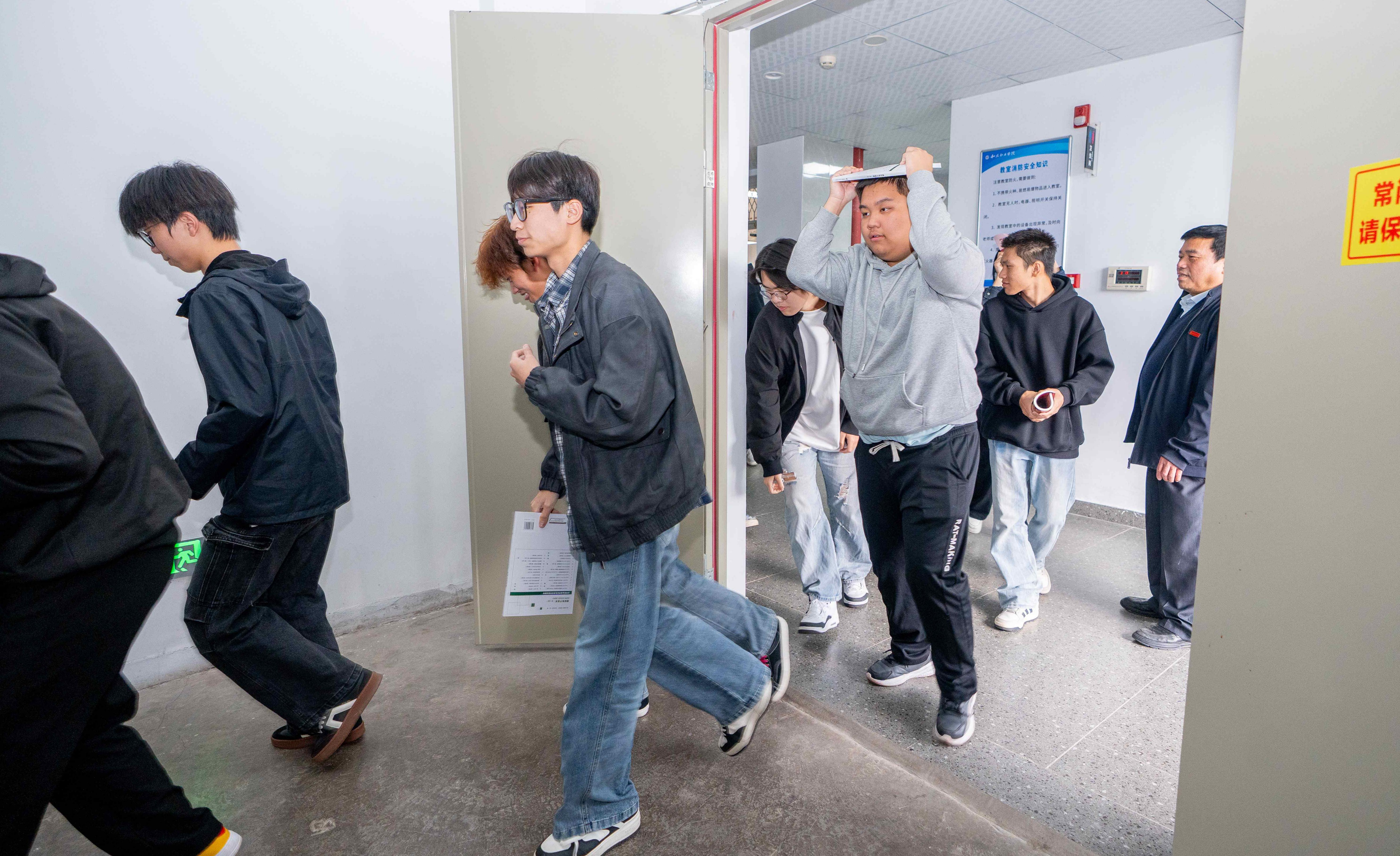 我校开展地震应急疏散演练