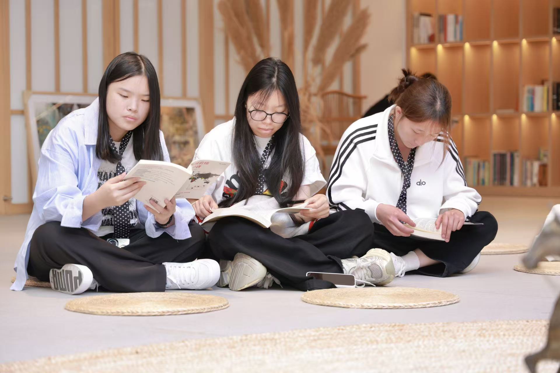 现代服务业产业学院系列读书活动之“三度书院·晒书雅集”成功举办