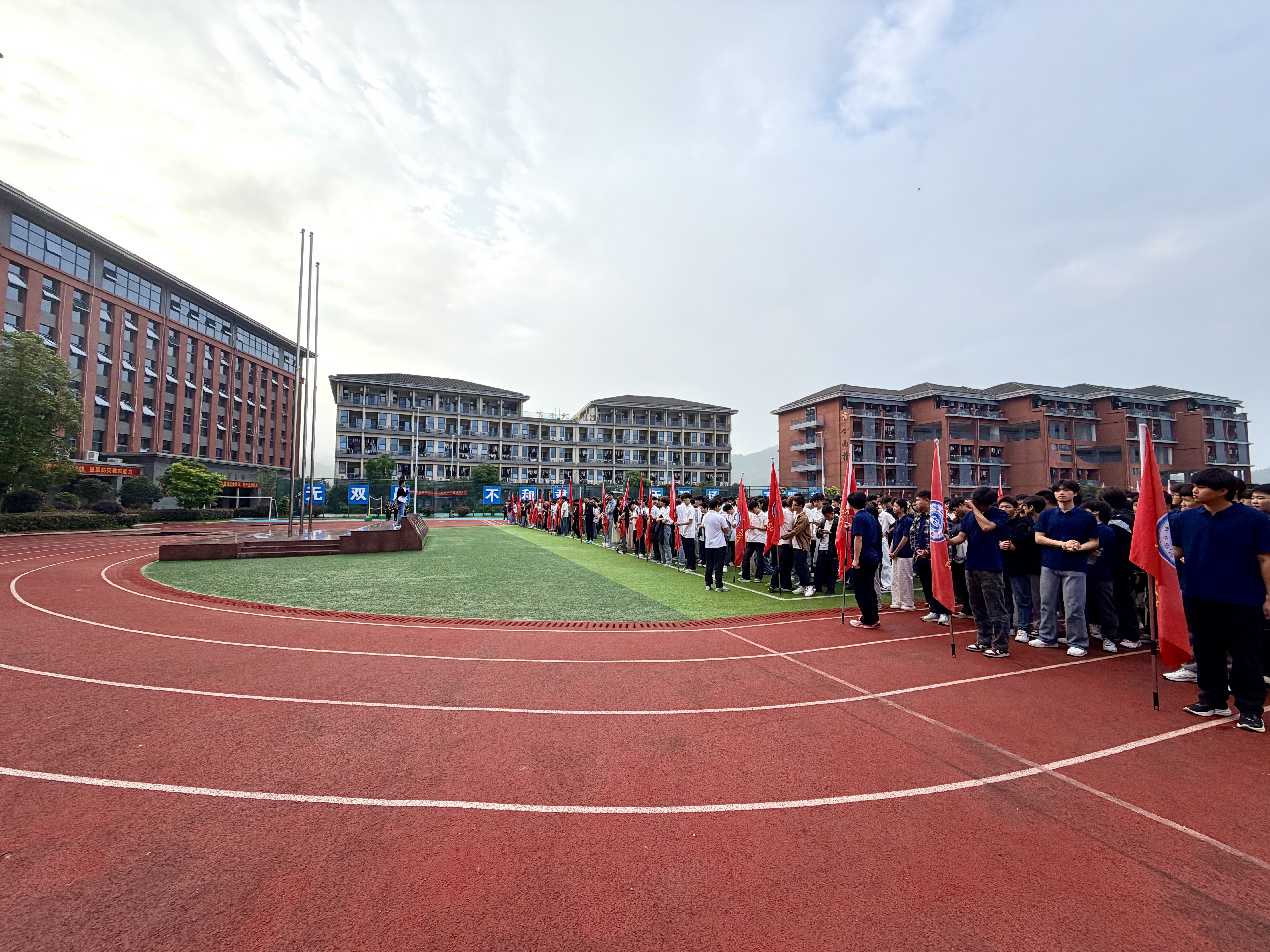 以热血担使命 以大爱润校园——我校举行“无偿献血”主题升旗仪式
