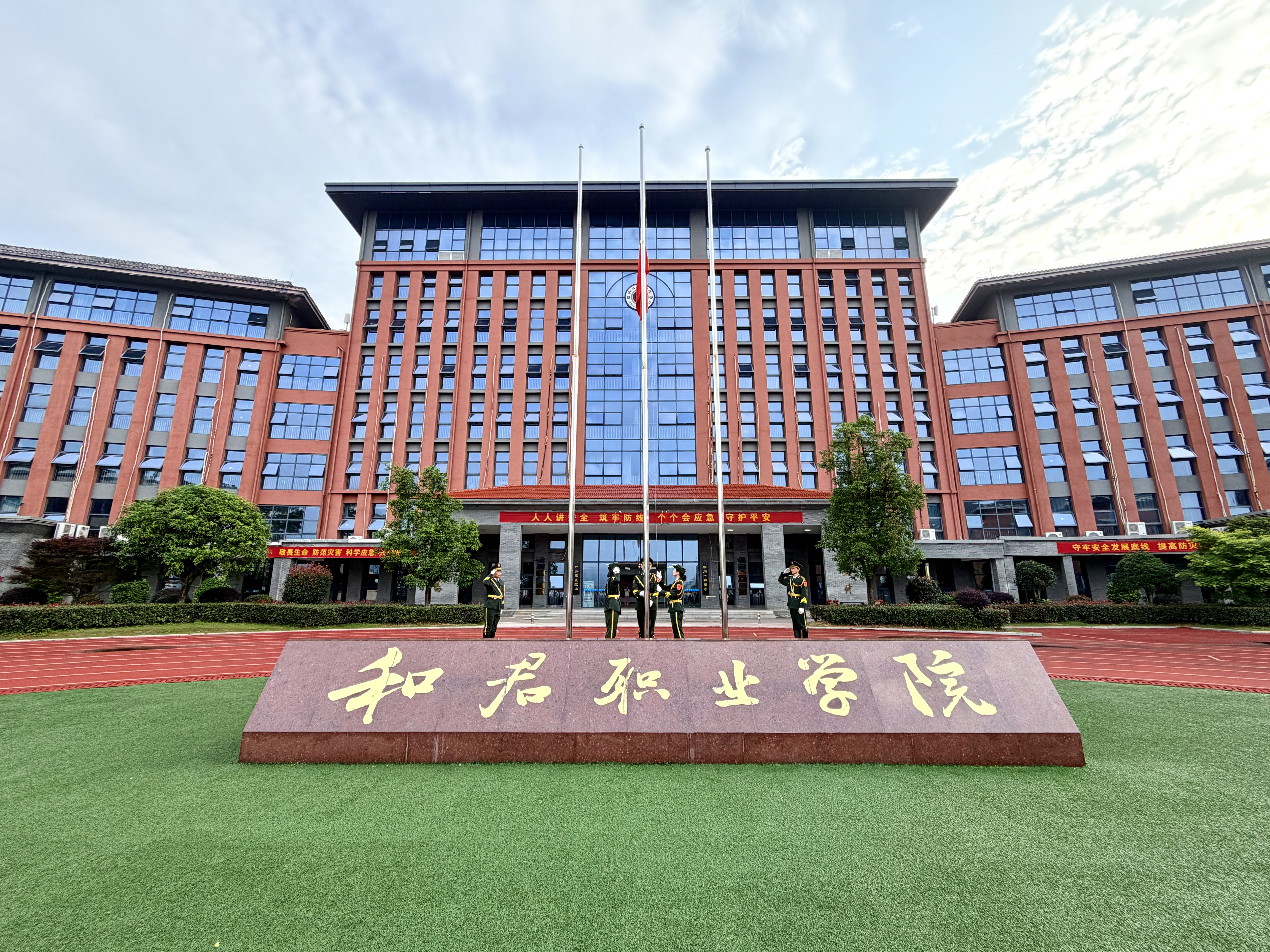 以热血担使命 以大爱润校园——我校举行“无偿献血”主题升旗仪式