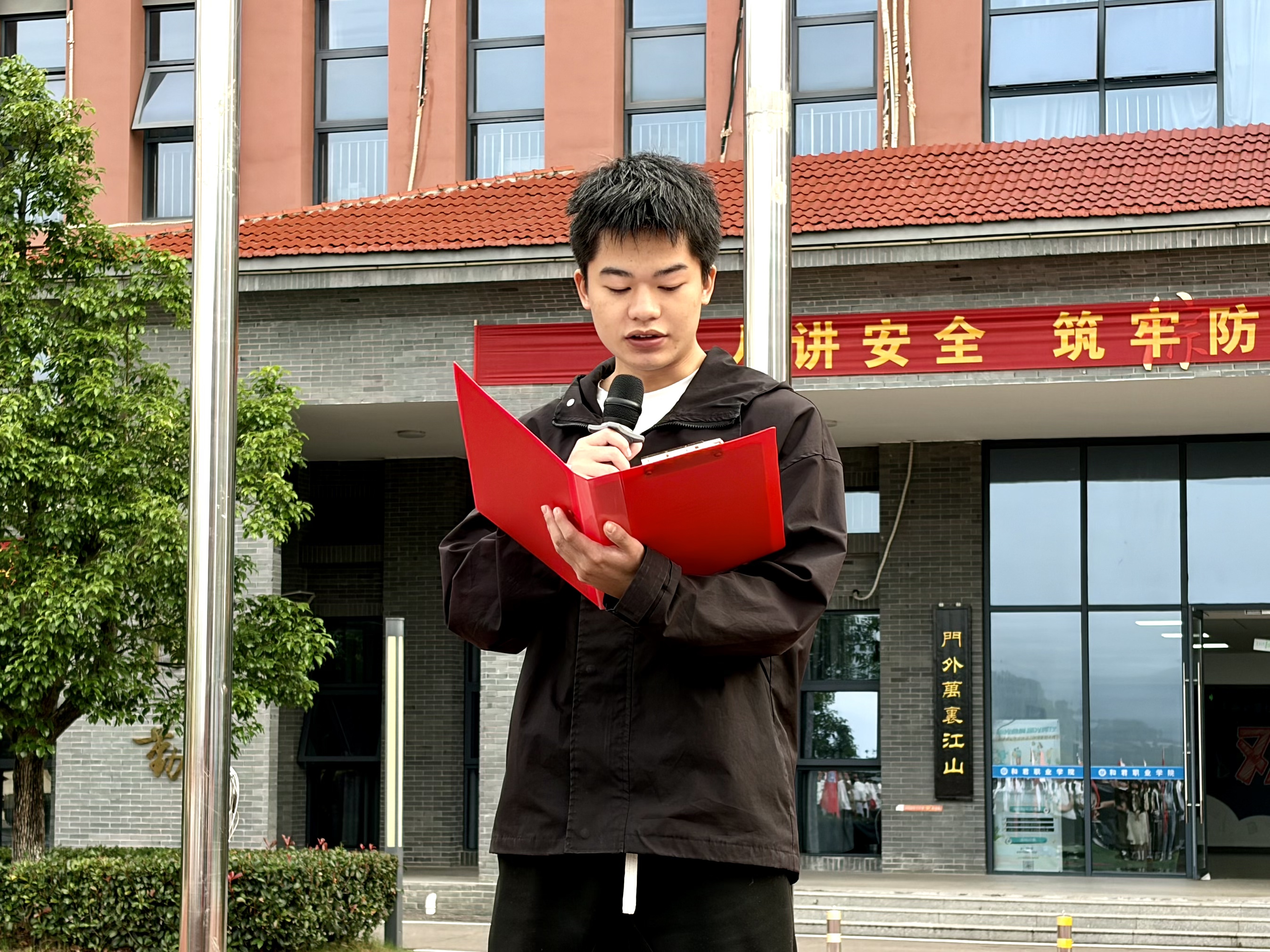 以热血担使命 以大爱润校园——我校举行“无偿献血”主题升旗仪式