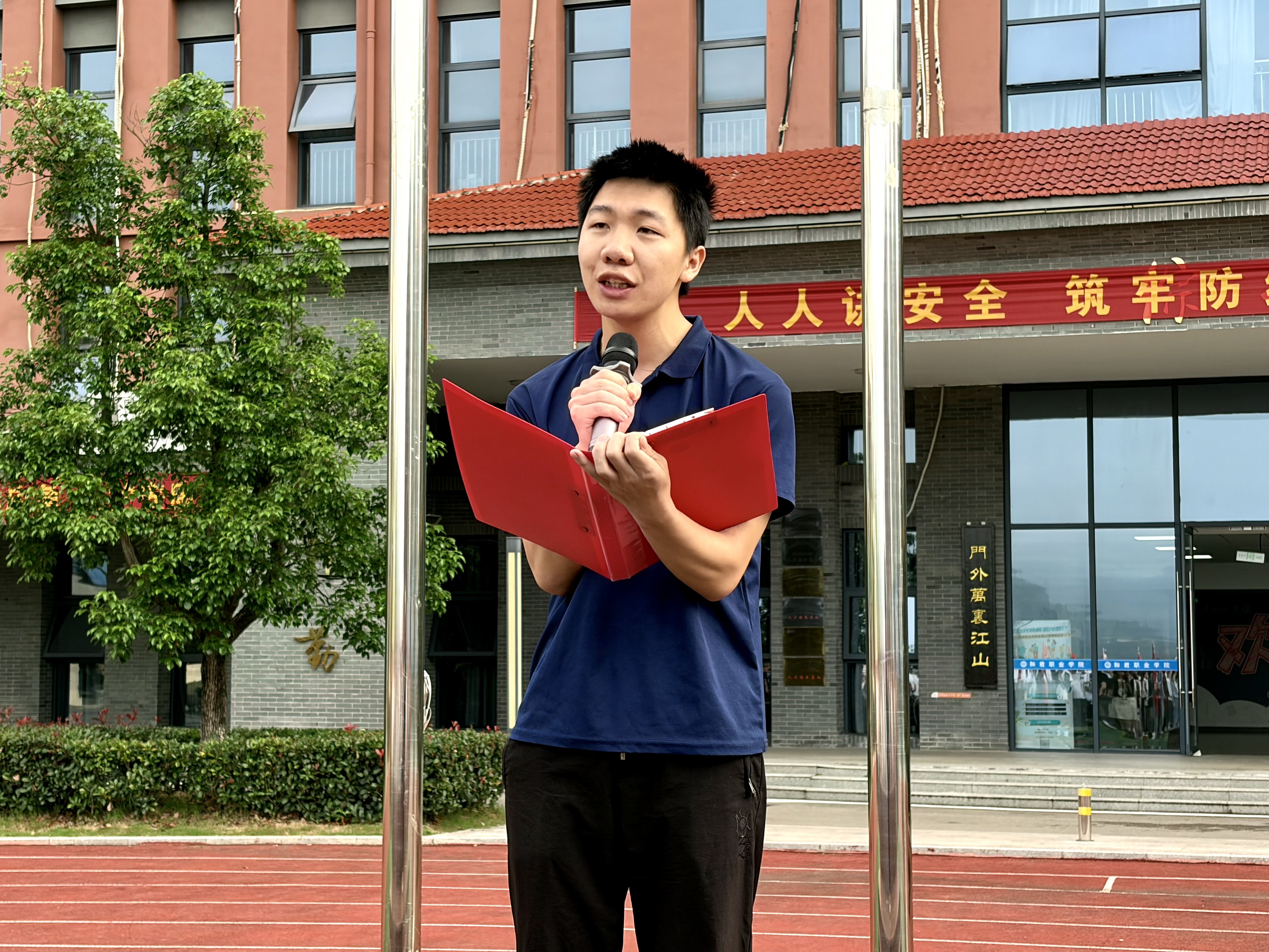 以热血担使命 以大爱润校园——我校举行“无偿献血”主题升旗仪式