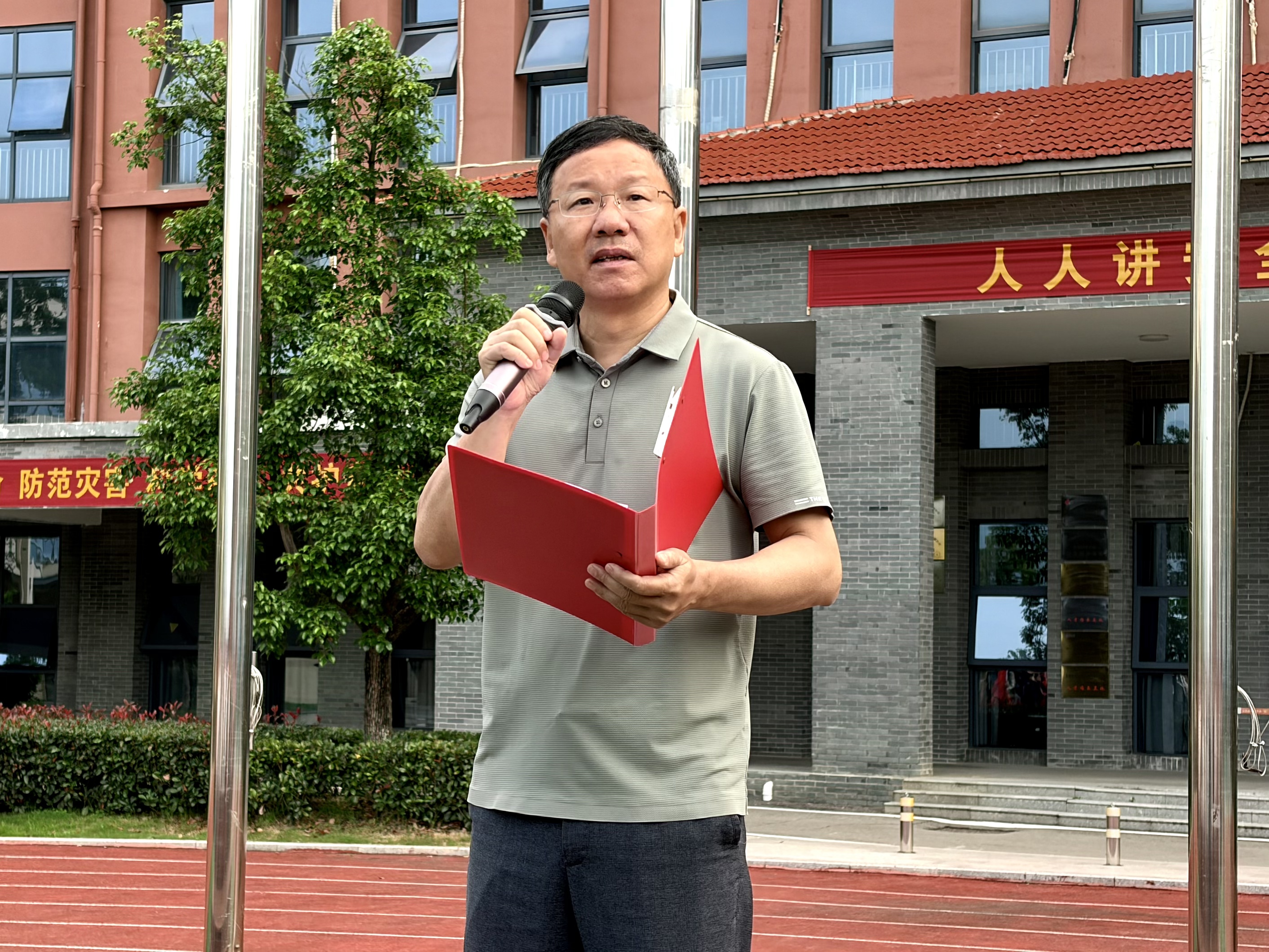 以热血担使命 以大爱润校园——我校举行“无偿献血”主题升旗仪式