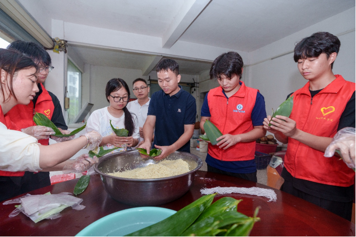 端午情浓暖民心 党建共建传温情——我校开展端午主题志愿服务活动