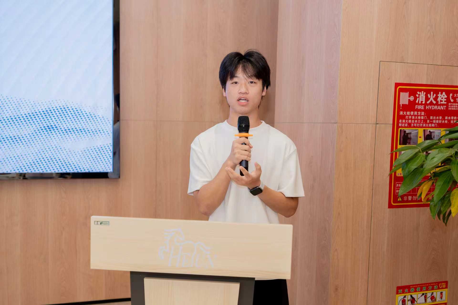 师生同台话教改创新——我校现代服务业产业学院召开期末教学工作专题汇报会