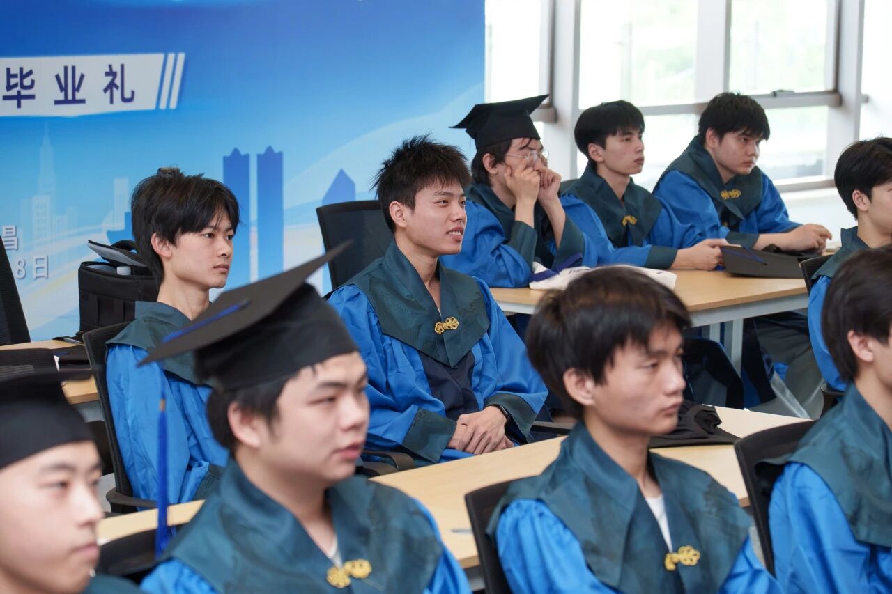 车间里的毕业典礼：我校2026 届毕业典礼乾照光电分会场温情落幕