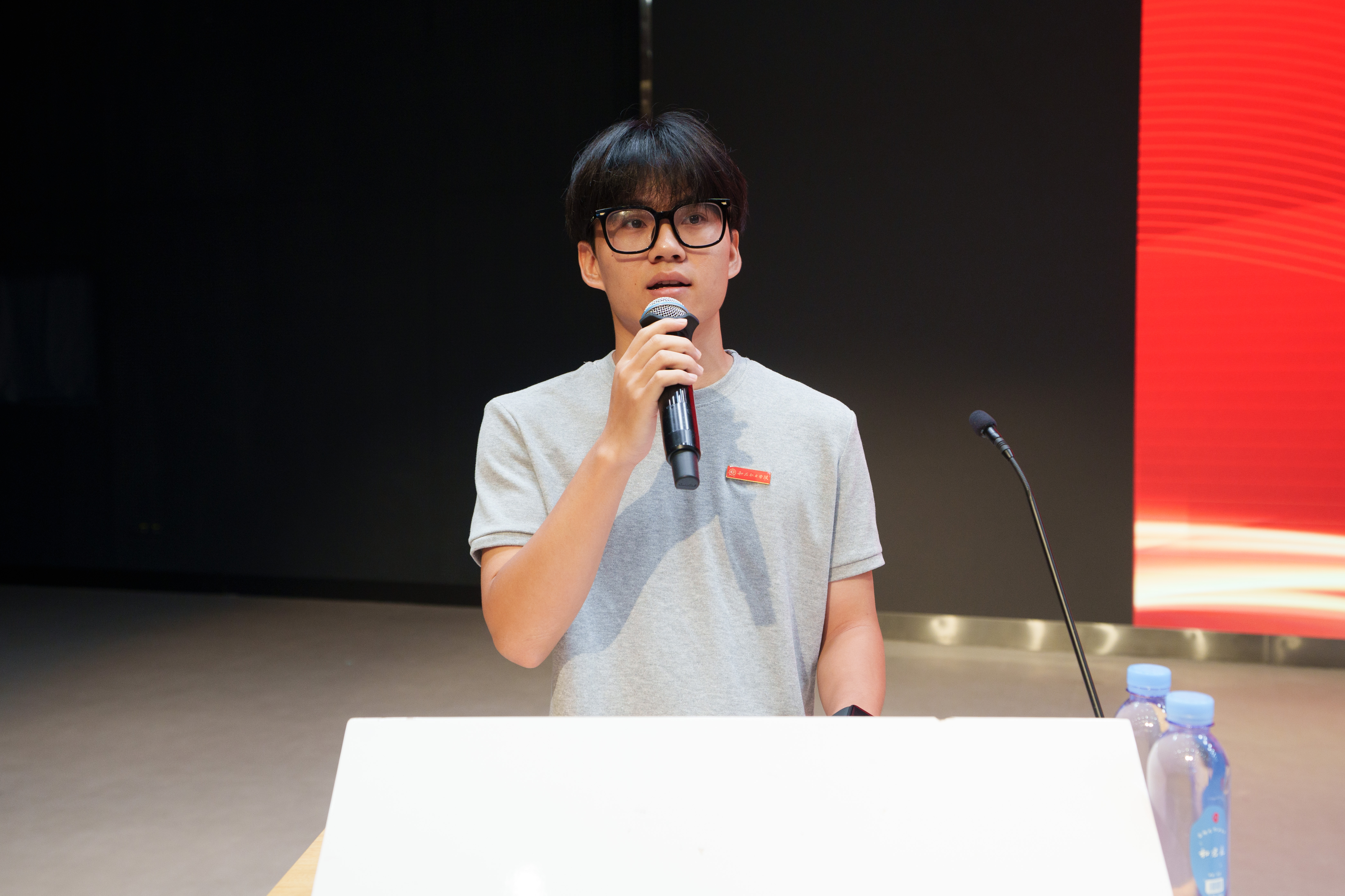 五年筑基 共创新局 ——我校召开新学期教职工大会暨教师节表彰大会