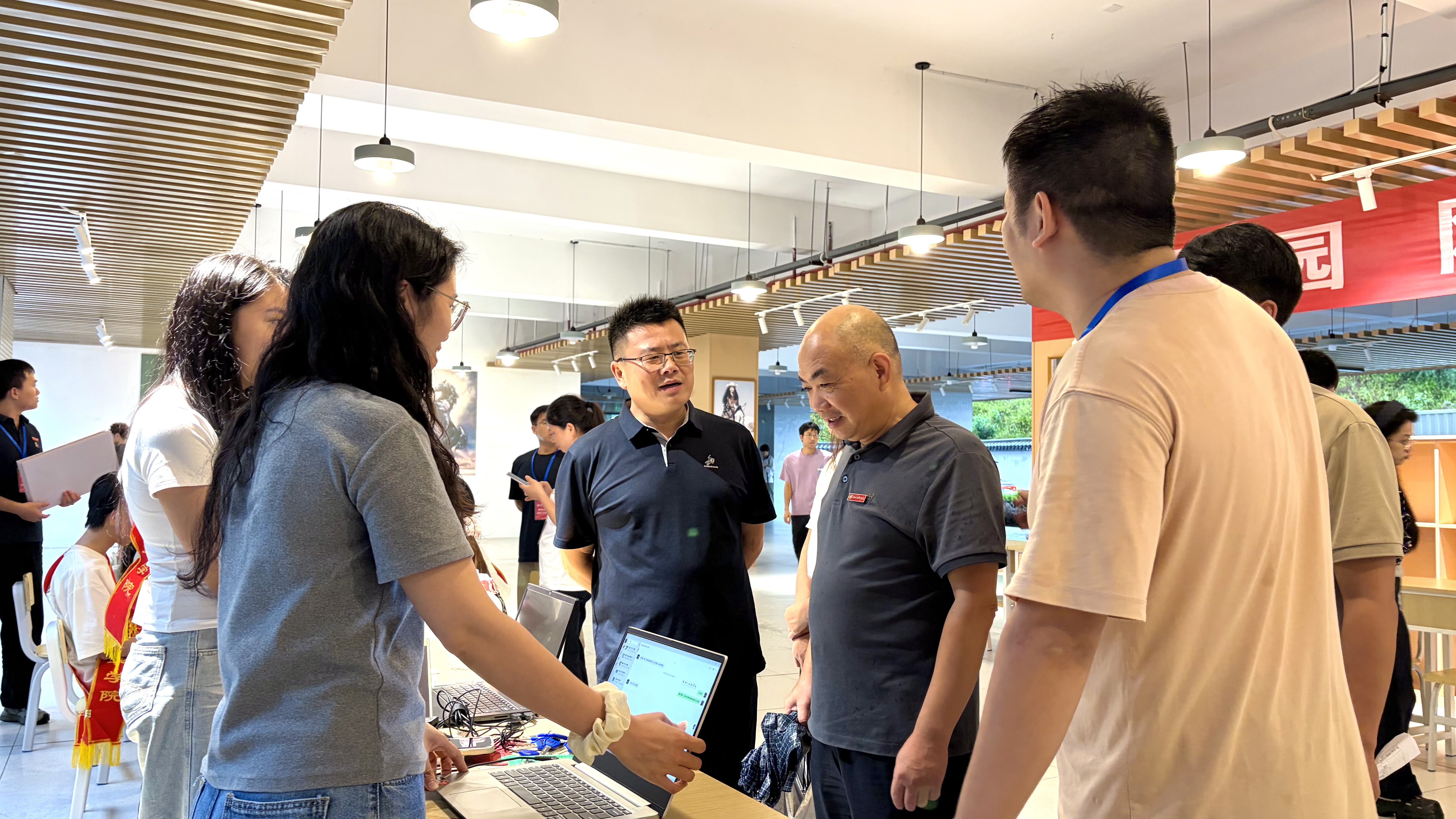 校领导现场检查指导迎新工作