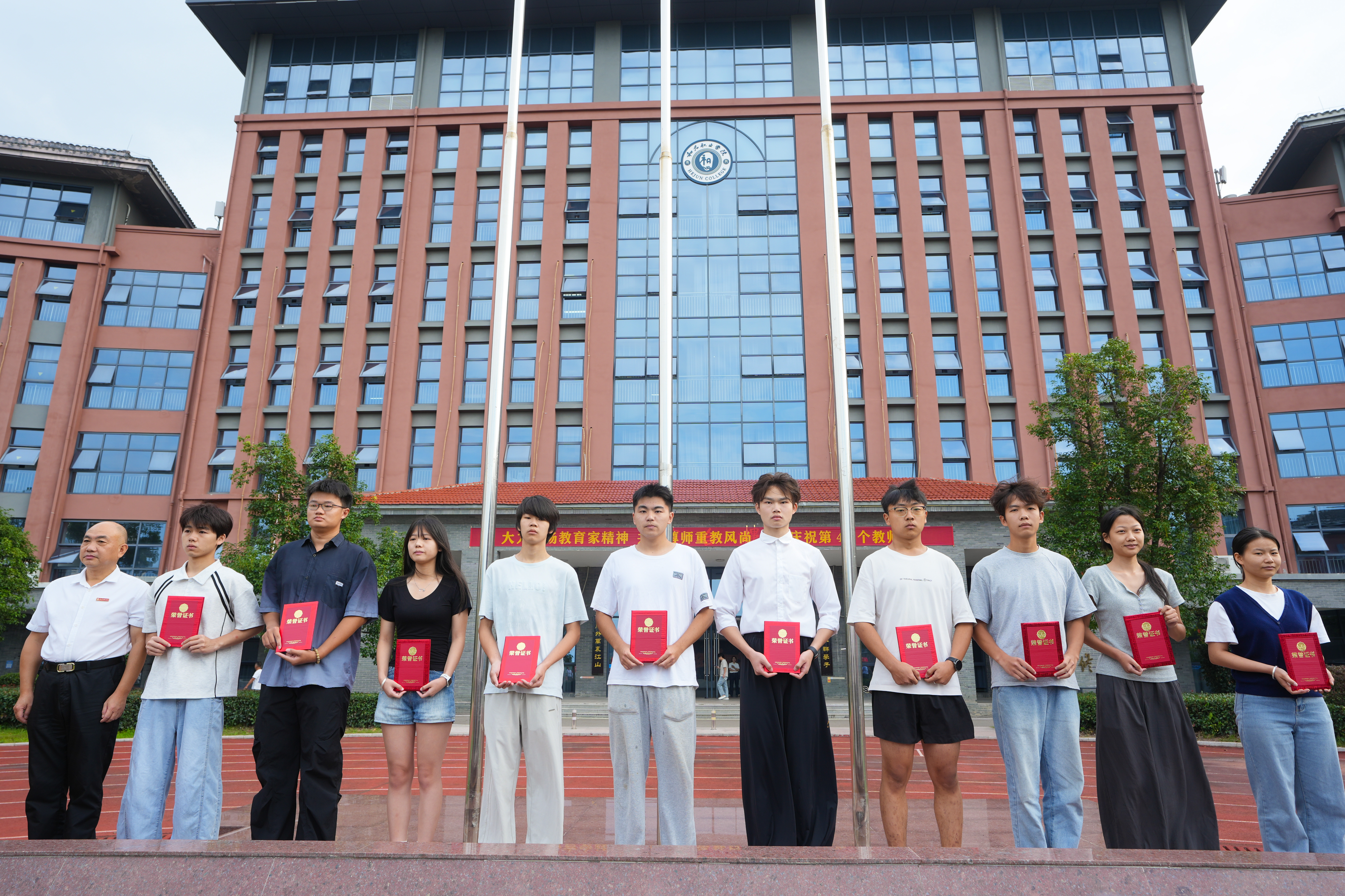 我校2026级新生入学教育顺利结营