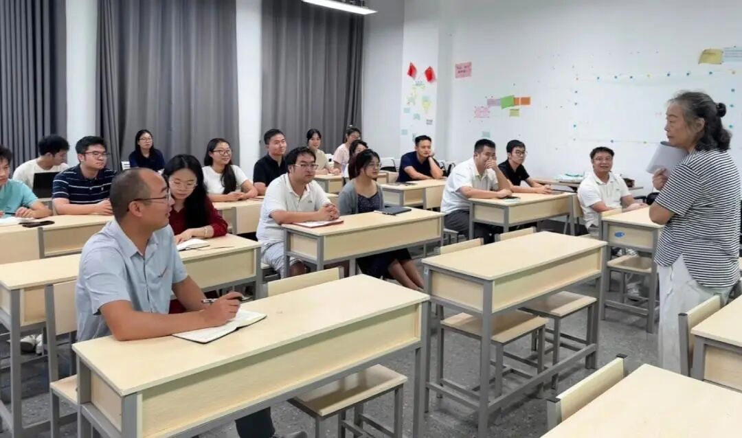 我校开展辅导员心理健康知识专题培训