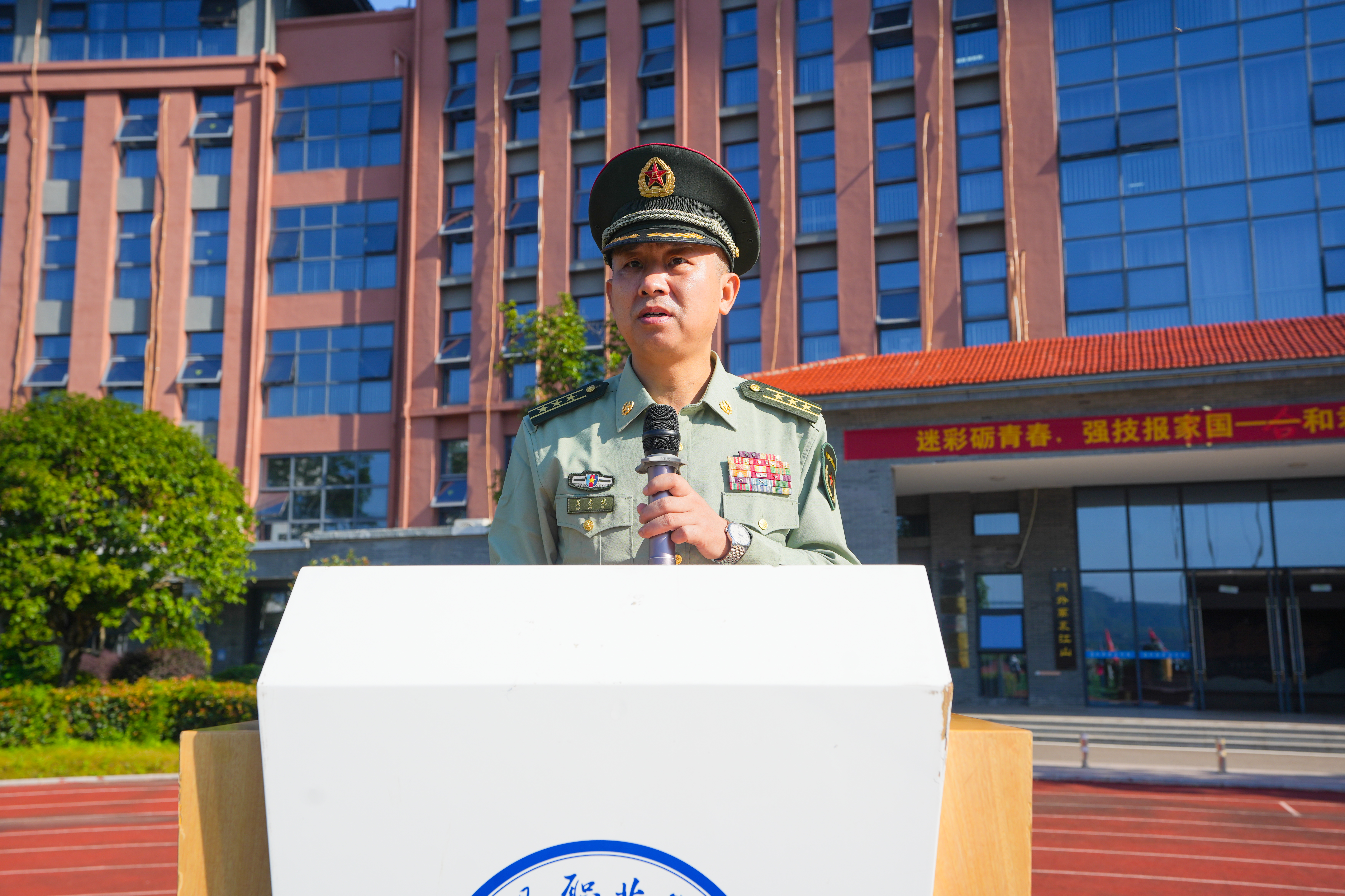 我校举行2026级新生军训开营仪式