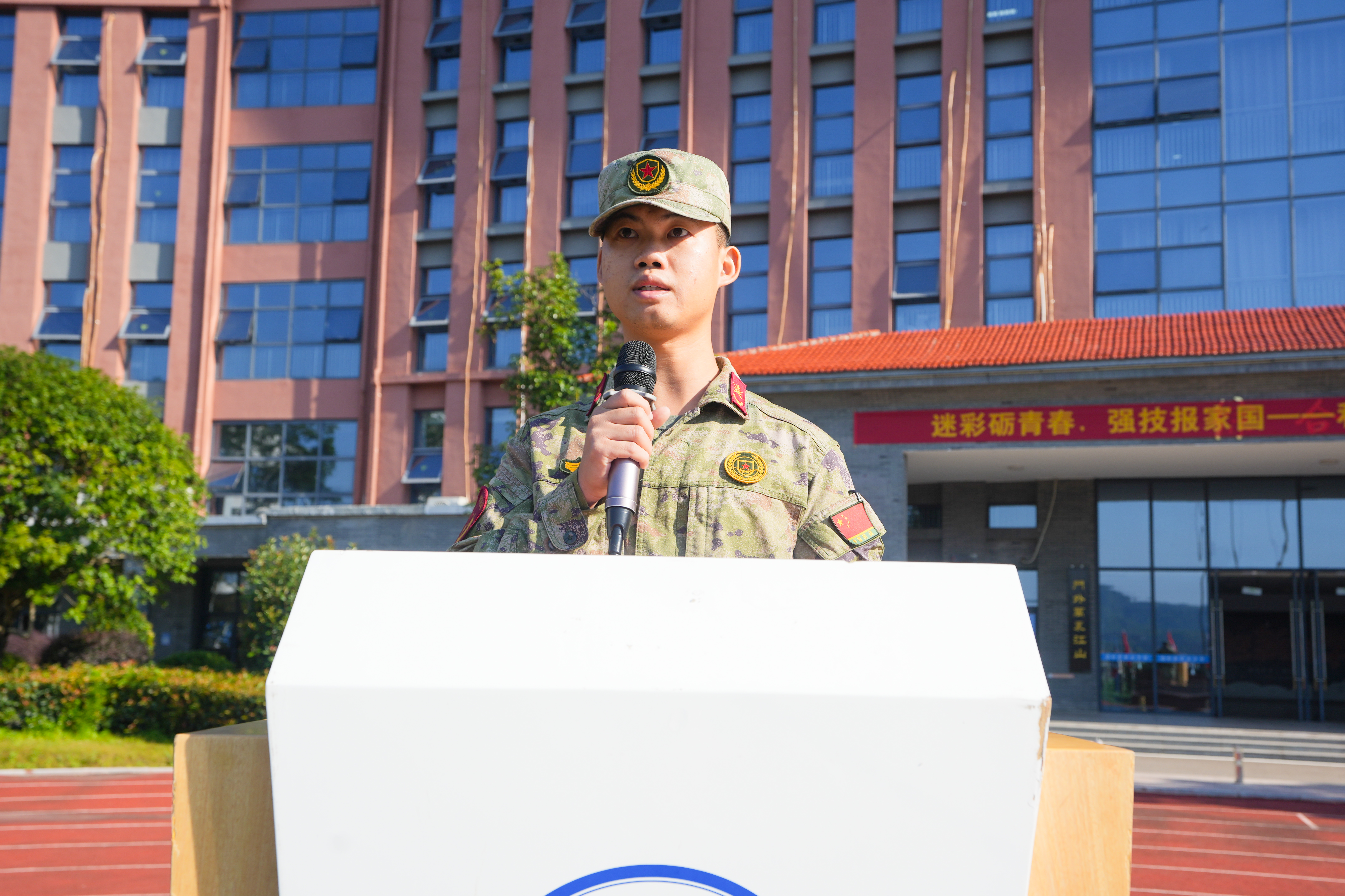 我校举行2026级新生军训开营仪式