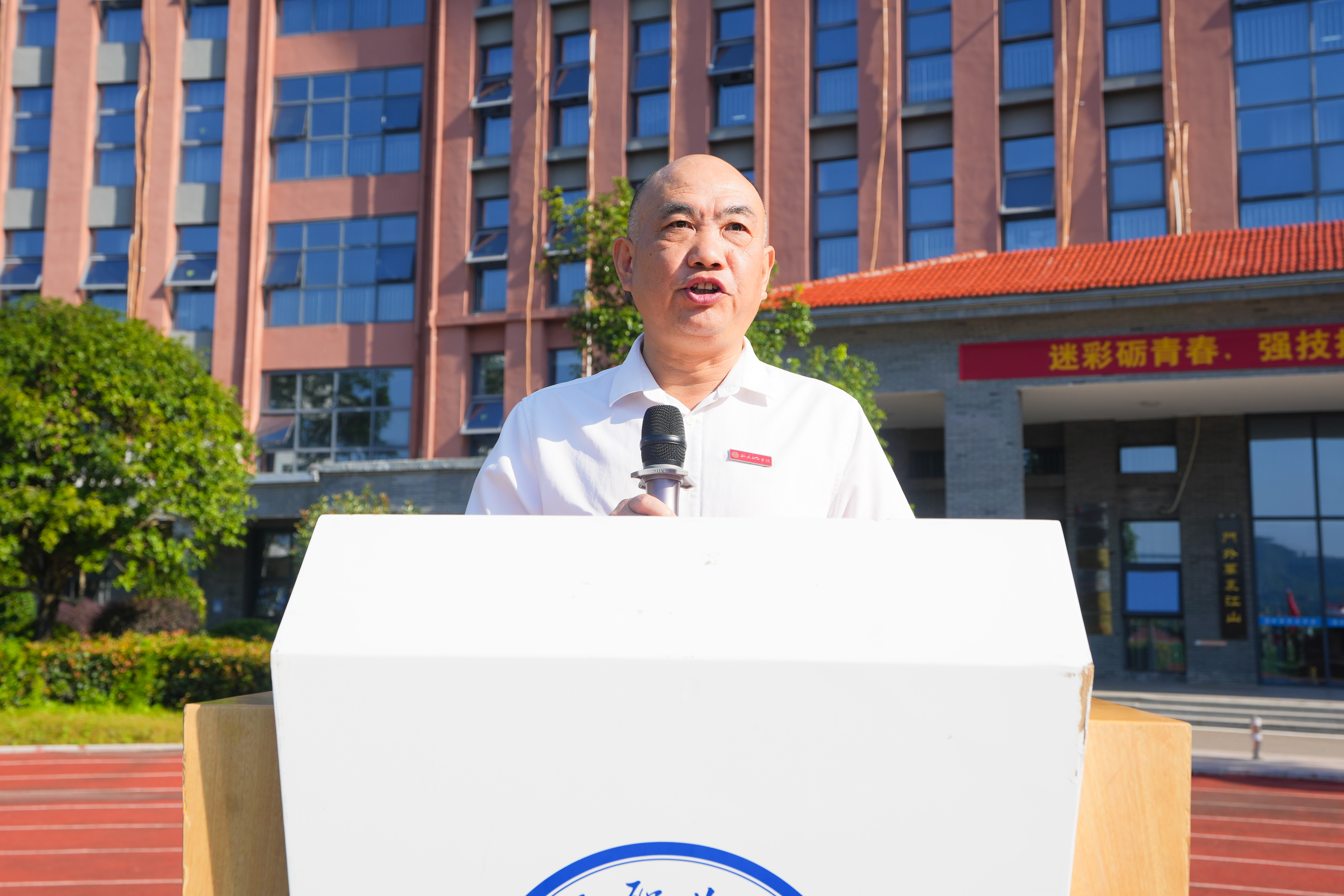 我校举行2026级新生军训开营仪式
