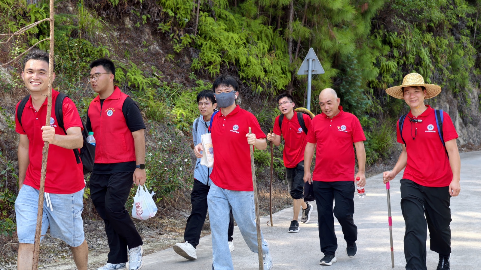 九秩薪火映初心 德技砺匠新长征 ——和君职业学院组织开展纪念长征胜利 90 周年主题徒步拉练