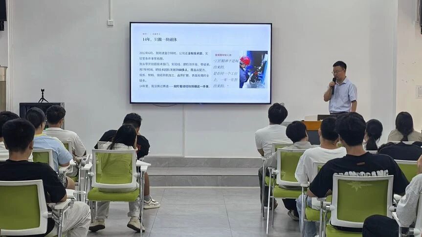 “赣州工匠”戚植奇来校作工匠精神专题讲座