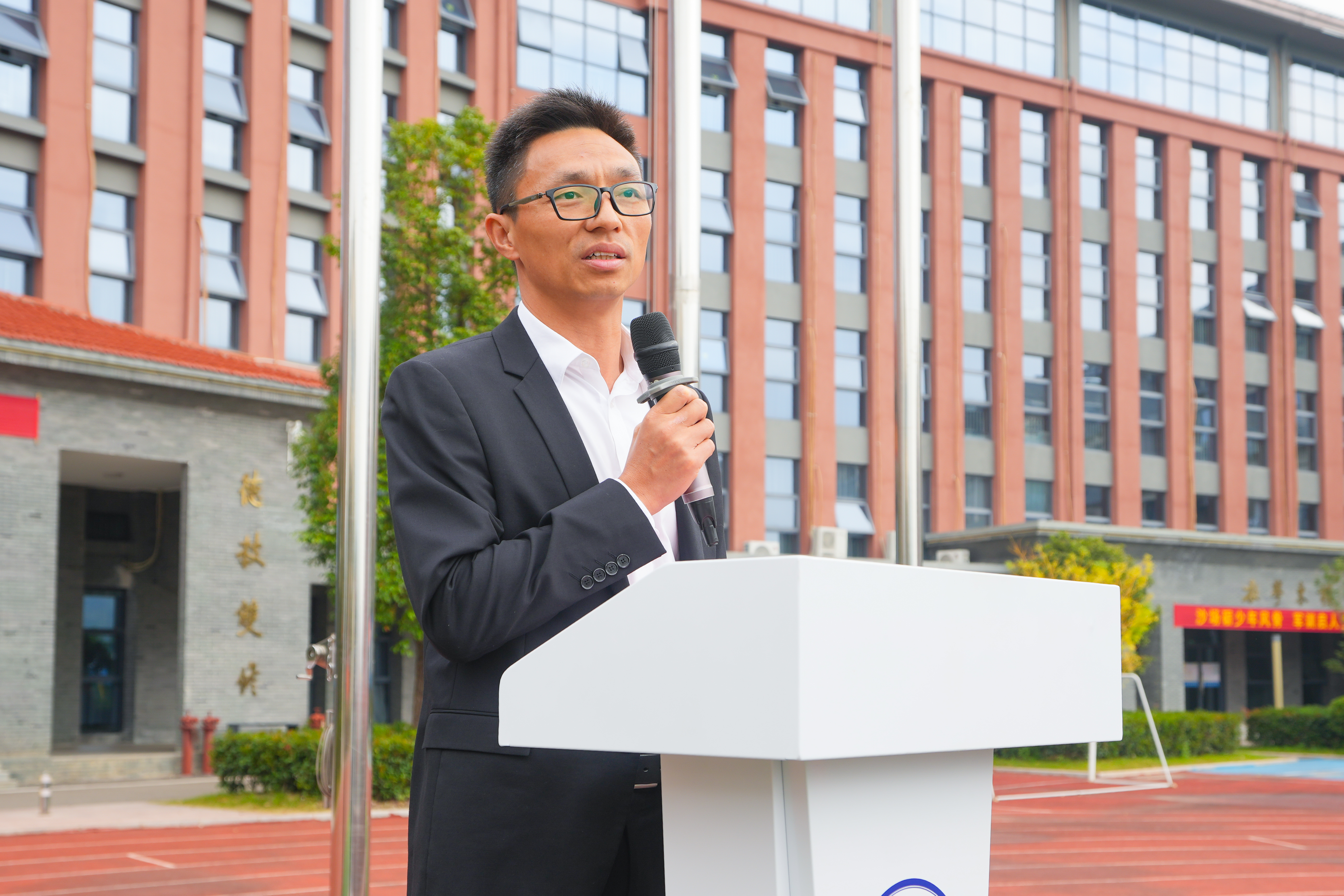 我校举行2026级新生军训结营仪式暨表彰大会