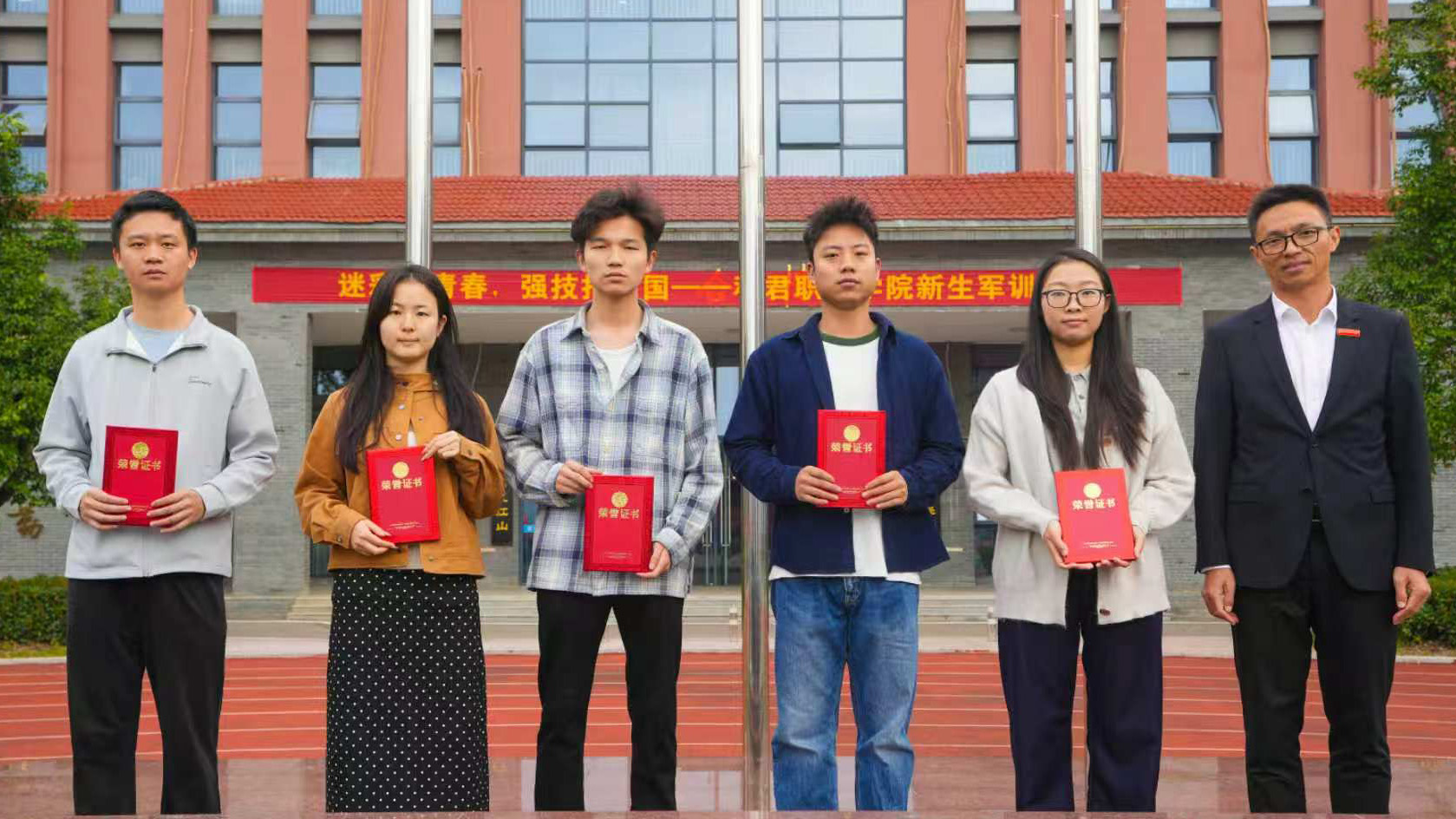 我校举行2026级新生军训结营仪式暨表彰大会